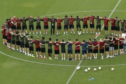 Los jugadores del Arsenal se motivan antes de empezar el entrenamiento en el estadio Olímpico de Bakú (Azerbayán), la sede de la final.-DMITRI LOVETSKY (AP)