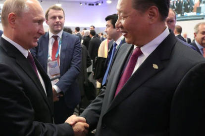 Putin y Xi Jingpin se saludan durante la cumbre del G2'-REUTERS