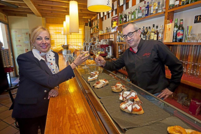 Julia González y Carlos Artigas brindan con un blanco verdejo en la barra del Obregón.-Pablo Requejo