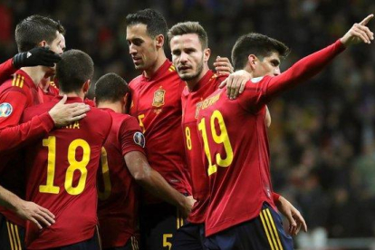 Los jugadores de España felicitan a Gerard Moreno, autor del tercer gol a Rumanía.-JUANJO MARTÍN (EFE)