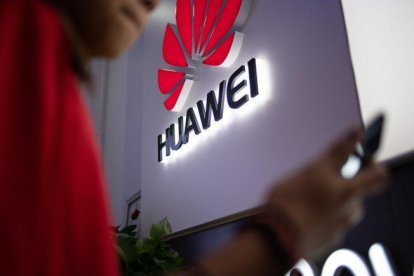 Logotipo de Huawei en una tienda de China.-