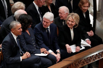 Barack y Michelle Obama, Bill y Hillary Clinton, y Jimmy y Rosalynn Carter, antes de la celebración del funeral de George H. W. Bush.-KEVIN LAMARQUE (REUTERS)