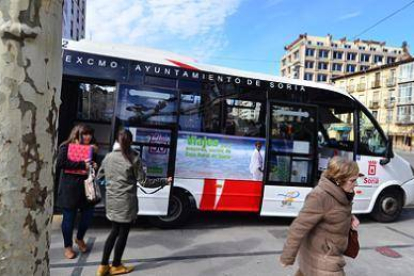 Un autobús urbano de Soria en la parada que se ofertaba hasta hace semanas en Mariano Granados. / ÁLVARO MARTÍNEZ-