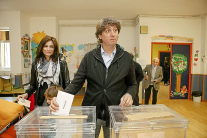 El socialista Carlos Martínez, que repetirá como alcalde de Soria, en elmomento de votar el domingo-Ical
