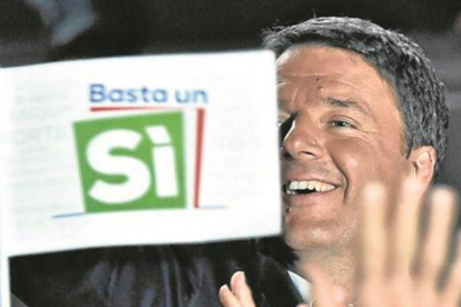 Matteo Renzi, en un acto de campaña por el ‘sí’, en Florencia, el viernes.-EFE