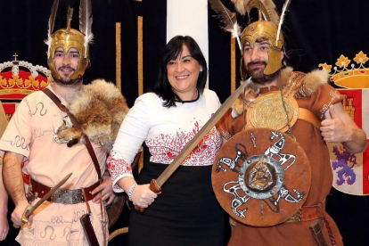Ana Sánchez, blande una espada junto a los guerreros numantinos durante una visita a las Cortes .-ICAL