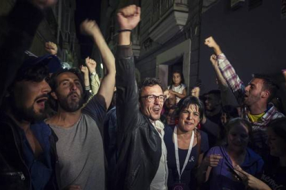 El candidato de Por Cádiz sí se puede, José María González, y la líder de Podemos en Andalucía, Teresa Rodriguez, tras conocer los resultados electorales de la capital gaditana el pasado domingo.-Foto: EFE/ VÍCTOR LÓPEZ