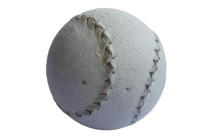Una pelota vasca: núcleo de madera, hilo de oveja latxa y dos piezas de piel con forma de 8.-