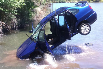 Vehículo rescatado de las aguas del Duero.-Bomberos de Soria