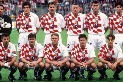 La formación inicial de Croacia en un partido de 1998. Arriba, el portero Ladic, seguido de Bilic, Stimac, Stanic, Soldo y Asanovic. Abajo, el capitán Boban, Jarni, Prosinecki, Suker y Simic. /-EL PERIÓDICO