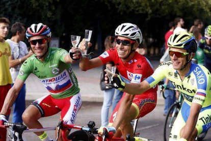 Aru (c), "Purito (i) y el polaco Majka (d), primero, segundo y tercero en la Vuelta Ciclista a España, durante la última etapa.-EFE