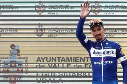 Julian Alaphilippe, el martes, en el podio de la Vuelta al País Vasco.-EFE / JESÚS DIGES
