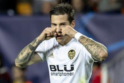 Santi Mina celebra un gol con el Valencia unos meses después de que se produjera la denuncia y su detención.-MIGUEL LORENZO