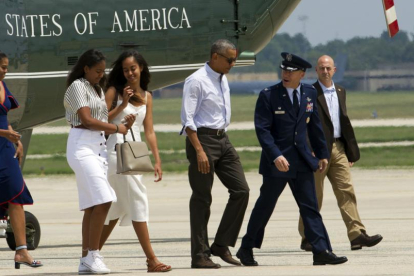 Barack Obama y su familial se dirigen al Air Force One para trasladarse a Martha's Vineyard a pasar las vacaciones.-AP / JOSÉ LUIS MAGANA