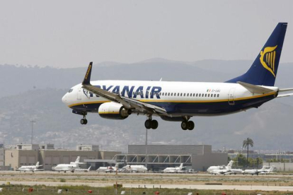 Un avión de Ryanair aterriza en el aeropuerto de El Prat, en agosto.-JOSEP GARCÍA