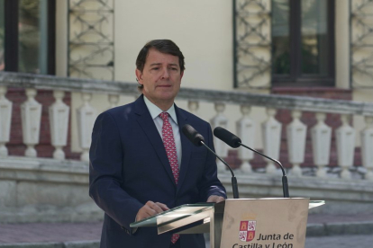 El presidente de la Junta, Alfonso Fernández Mañueco, durante la rueda de prensa.- ICAL