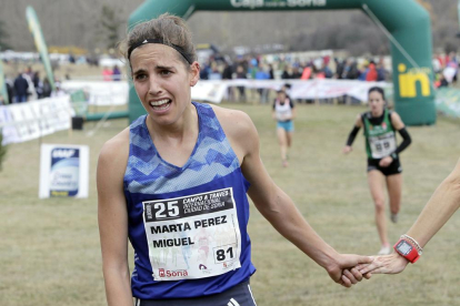 La atleta soriana Marta Pérez, en la meta del último Cross de Soria.-LUIS ÁNGEL TEJEDOR