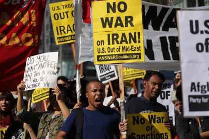 Manifestantes se reúnen en la Plaza Pershing en oposición a cualquier participación militar de Estados Unidos en el Medio Oriente este sábado en Los Ángeles, California, Estados Unidos.-EFE