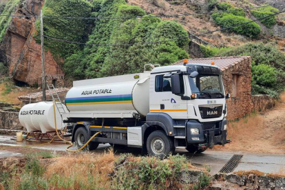 Camiones cisterna de Diputación para abastecimiento de agua potable.-HDS