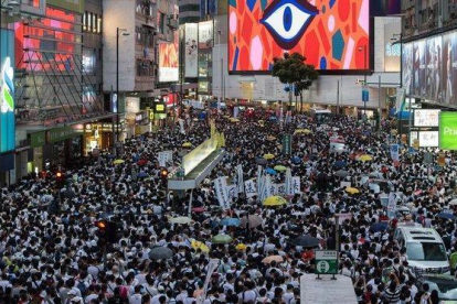 Imagen de la multitudinaria manifestación que ha recorrido las calles de Hong Kong, este sábado.-EFE / JEROME FAVRE