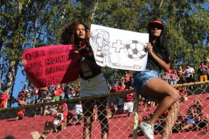 Hinchas femeninas, en Sao Paulo.-TWITTER / DIBRADORAS