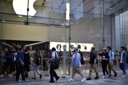 Tienda de Apple en Tokio, este viernes, día del lanzamiento del iPhone 7.-FRANK ROBICHON / EFE