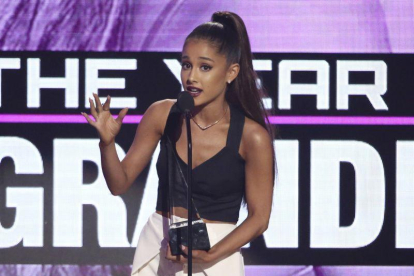 Ariana Grande, al recoger el premio a la mejor artista del año.-AP / MATT SAYLES