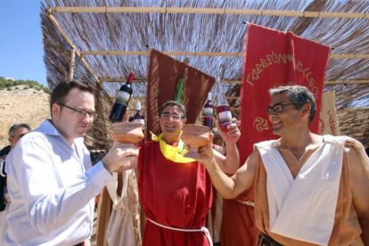 El gerente de la Ruta del Vino Cigales, Miguel Ángel García Velasco (I), y el alcalde de la localidad vallisoletana de Cabezón de Pisuerga, Arturo Fernández (D), brindan con el vino 'Caída del Puente de Cabezón'.-Miriam Chacón / ICAL