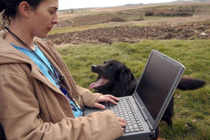 Una joven intenta conectarse a internet en el medio rural soriano en una imagen de archivo.-ICAL