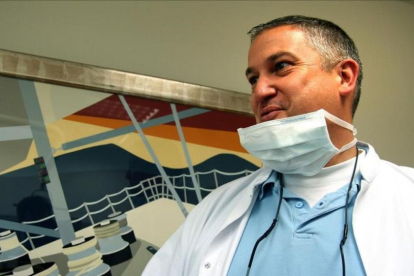 El dentista Van Nierop en su consulta en una foto del 2009.-AP / CHRISTOPHE MASSON