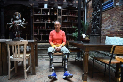Xia Boyu, el escalador chino de 70 años que ha coronado el Everest con las amputaciones.-PRAKASH MATHEMA (AFP)