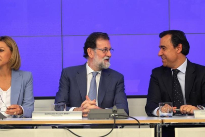 Mariano Rajoy, entre Fernando Martínez Maillo y María Dolores de Cospedal, este lunes en la comité ejecutivo nacional del PP, para analizar los primeros pasos dados tras la aplicación del 155.-/ DAVID CASTRO