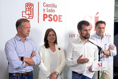 El secretario regional del PSCyL, Luis Tudanca, junto a Esther Peña, Ander Gil (I) y Daniel de la Rosa (D).-ICAL