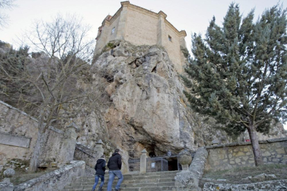 Turistas en la ermita de San Saturio.-Valentín Guisande
