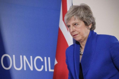 La primera ministra británica, Theresa May,  a su llegada a una rueda de prensa tras la cumbre de los Veintisiete celebrada en Bruselas este domingo.-OLIVIER HOSLET (EFE)