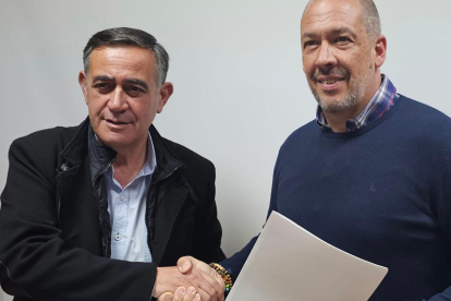Antonio Pardo y Miguel A. Miguel, tras la firma del pacto   de gobierno en El Burgo de Osma. - HDS