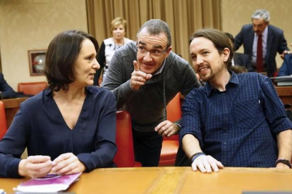 El lider de Podemos, Pablo Iglesias, junto a la reponsable de Analisis del partido, Carolina Bescansa, y el diputado de la formación por Baleares,  Juan Pedro Yllanes (en el centro), durante la sesión constitutiva de la Comisión Constitucional en el Congr-