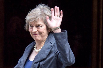 La ministra del Interior británica, Theresa May, saluda a los medios a su llegada a Downing Street para asistir al último consejo de ministros con David Cameron como anfitrión en Westminster, en el centro de Londres.-EFE / Will Oliver