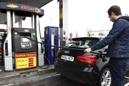 Repostaje en una gasolinera.-ICONNA / PERE DURAN