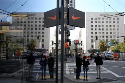 Calle comercial en San Francisco con tiendas de Nike y Macy’s.-AFP / JUSTIN SULLIVAN