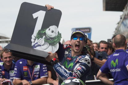 Jorge Lorenzo celebra la victoria en Le Mans levantando el cartel de primer clasificado.-MIRCO LAZZARI