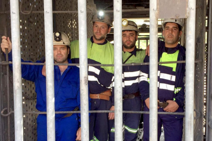 Cuatro mineros de La Vasco inician un encierro en el Pozo Aurelio de Santa Lucía de Gordón (León).-ICAL
