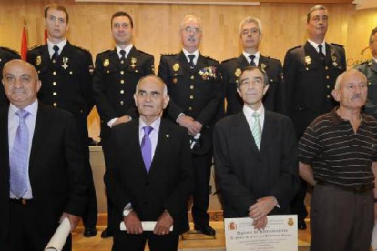El comisario, Juan José Fernández, arriba en el centro, rodeado de la mayoría de los agentes condecorados durante la gala del patrón de la Policía Nacional. / ÚRSULA SIERRA-
