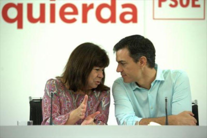 Cristina Narbona y Pedro Sánchez, en la reunión de la ejecutiva del PSOE, ayer, en Madrid-DAVID CASTRO