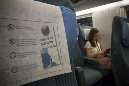 Vagón en silencio del AVE Barcelona-Madrid.-JOAN CORTADELLAS