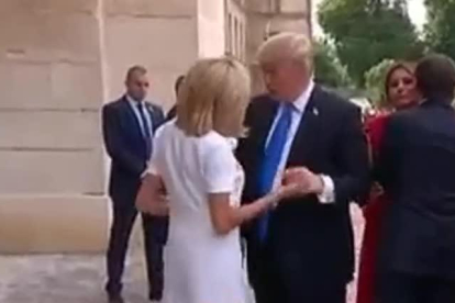 Así ha sido el apretón de manos de Trump a la esposa de Macron.-TWITTER