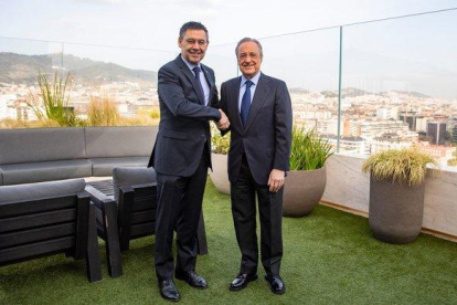 Josep Maria Bartomeu y Florentino Pérez se saludan en la terraza del hotel Sofía.-FC BARCELONA