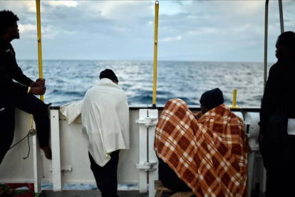Foto de archivo de un grupo de refugiados a bordo del barco Aquarius.-LOUISA GOULIAMAKI