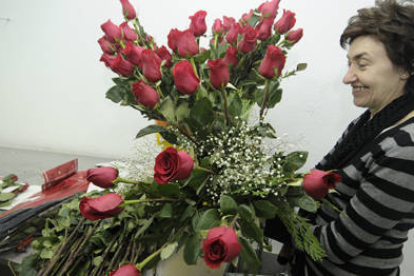 Una florera prepara un ramo de rosas rojas para el día de los enamorados. / ÚRSULA SIERRA-