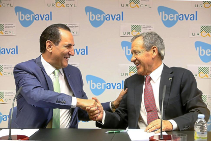 José Rolando Álvarez (Iberaval) y Gabriel Alonso (Urcacyl) en la firma del acuerdo ayer en Valladolid.-ICAL